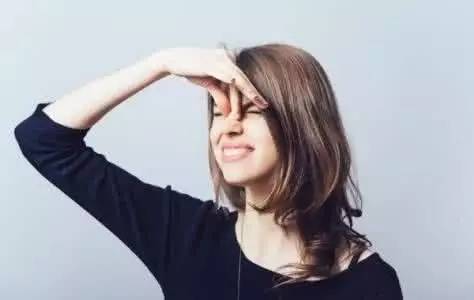 what?。俊跋恪逼G的美女成了辦公室污染源，甲醛治理非常必要！