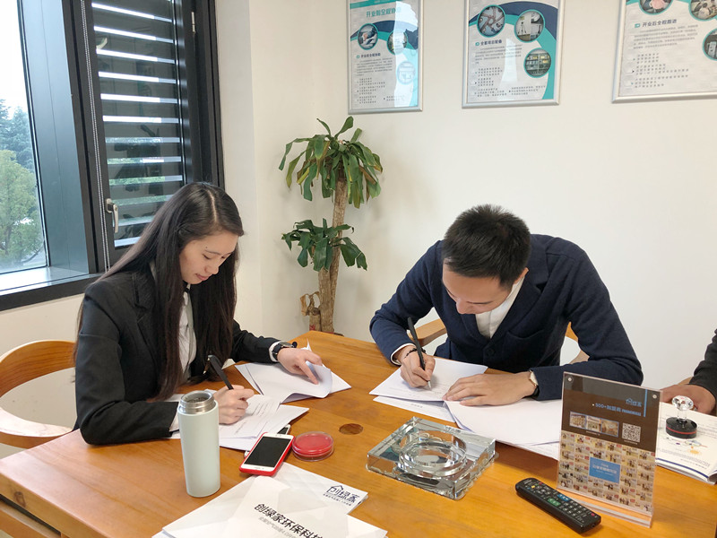 熱烈祝賀龍總、趙總簽約創(chuàng)綠家南京市區(qū)級代理！