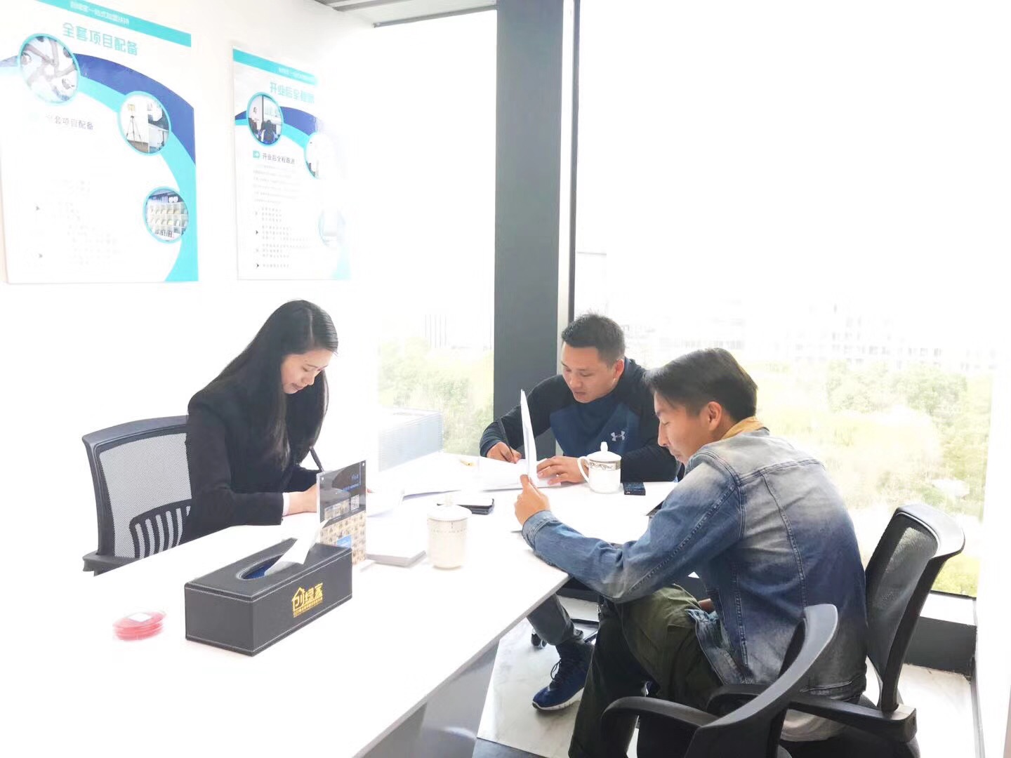 熱烈祝賀馬總簽約創綠家昆明市區級代理！