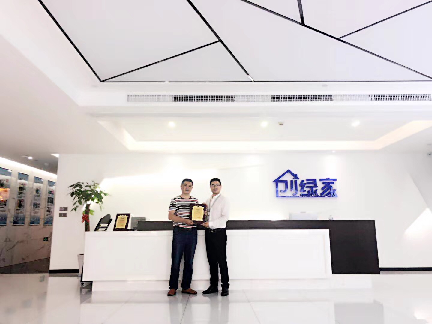 熱烈祝賀鄧總簽約創(chuàng)綠家成都市區(qū)級代理! 熱烈祝賀鄧總簽約創(chuàng)綠家成都市區(qū)級代理!