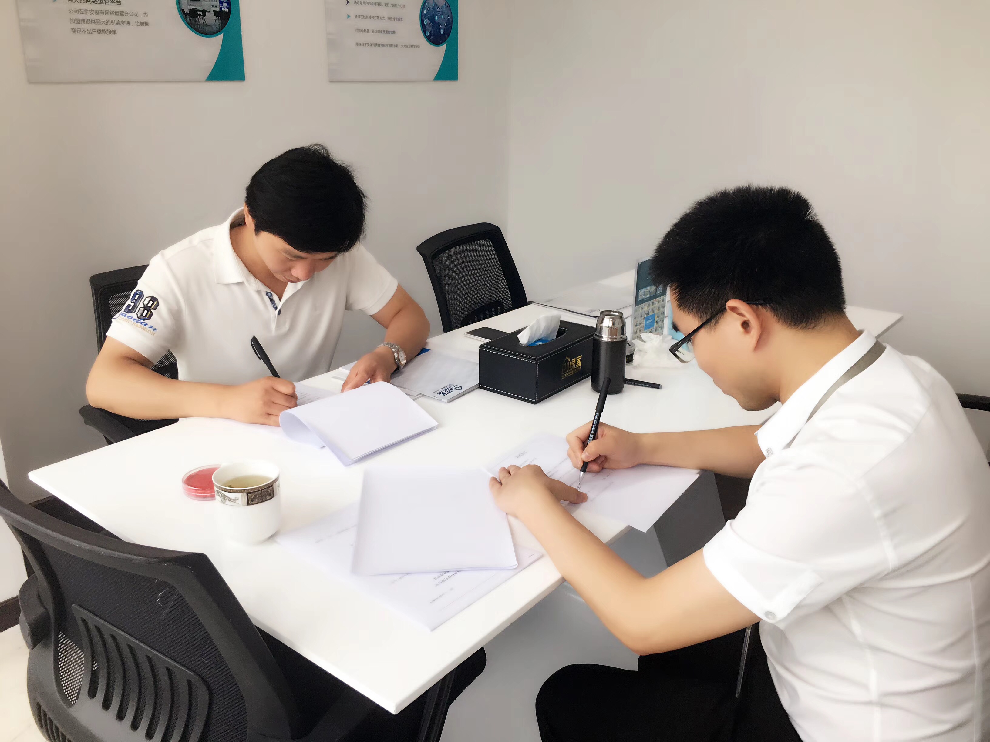 熱烈祝賀陳總簽約創綠家鄂爾多斯市區級代理！