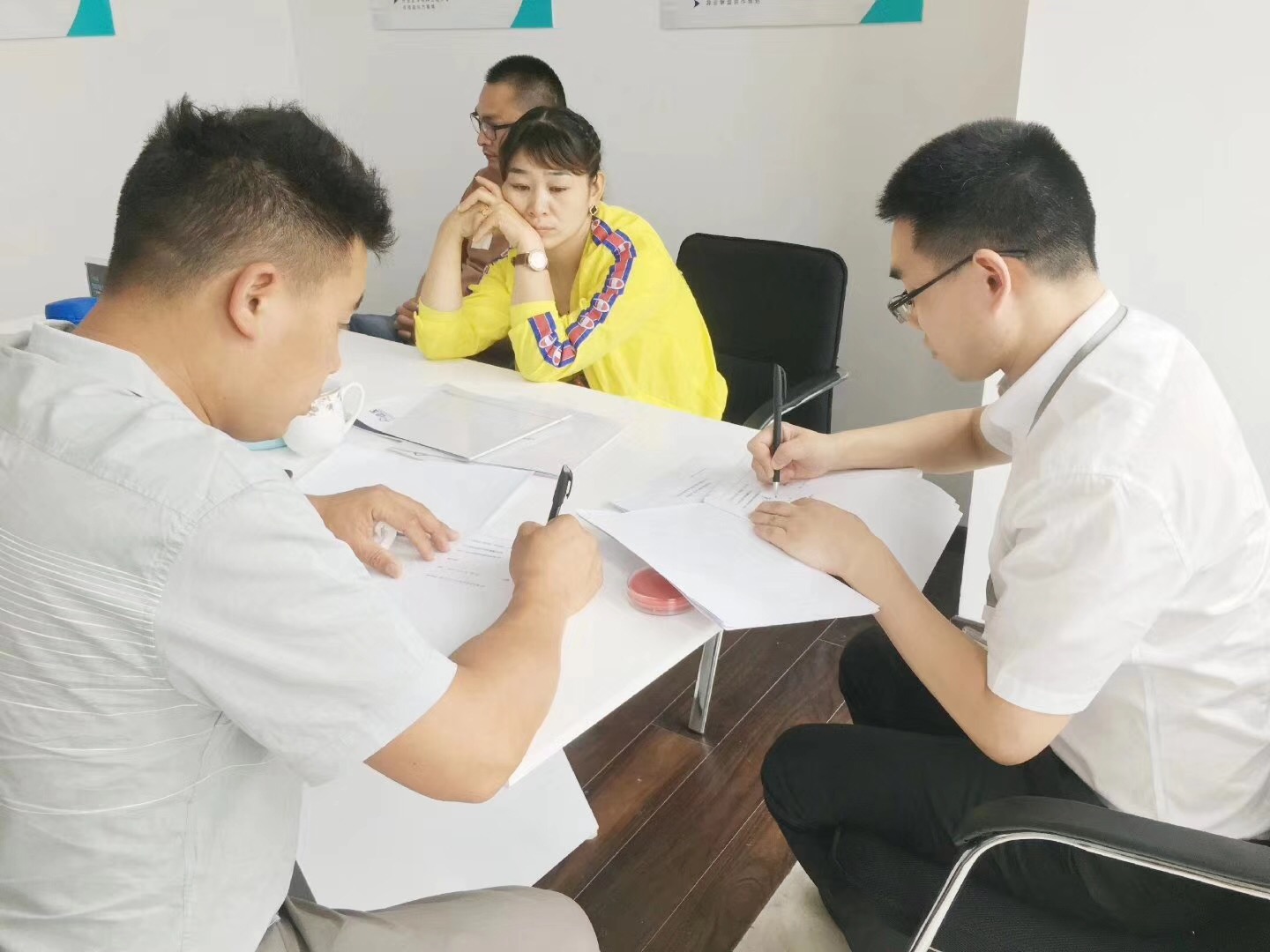 熱烈祝賀何總簽約創綠家信陽市縣級代理！