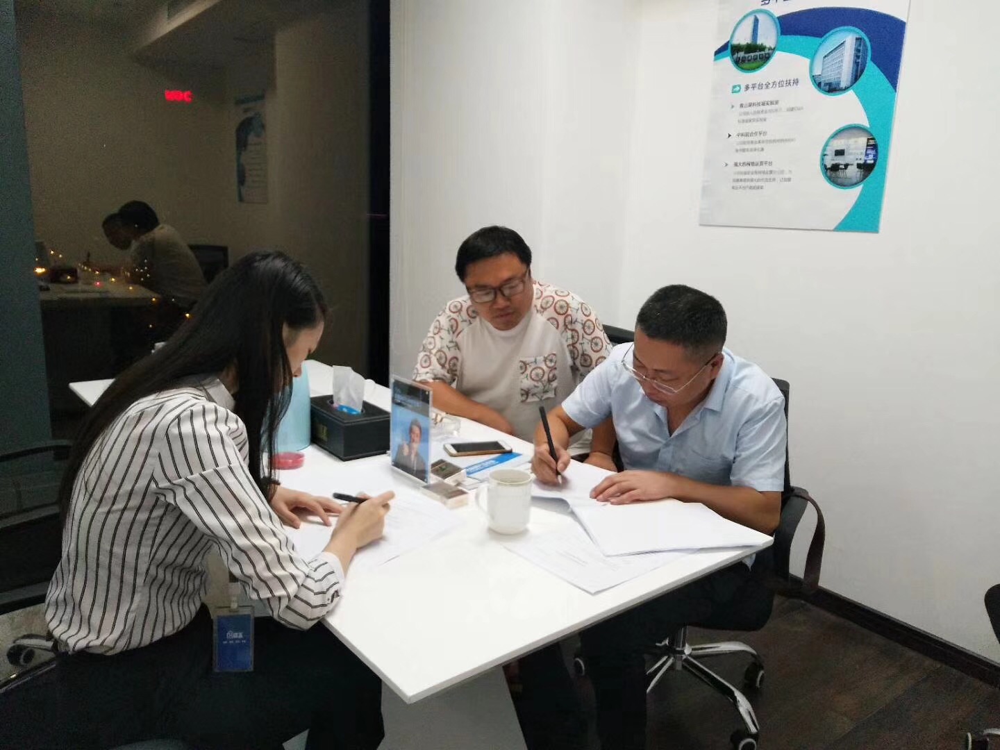 熱烈祝賀唐總、蔡總簽約創綠家邵陽市區級代理！