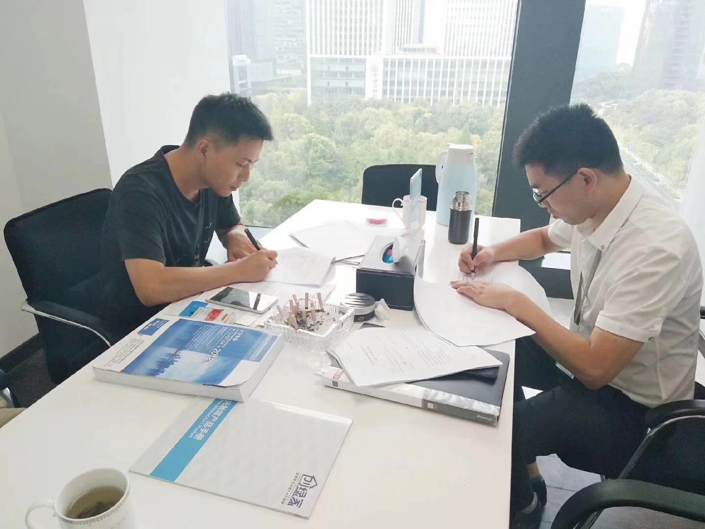 熱烈祝賀李總、解總簽約創綠家漢中市縣級代理！