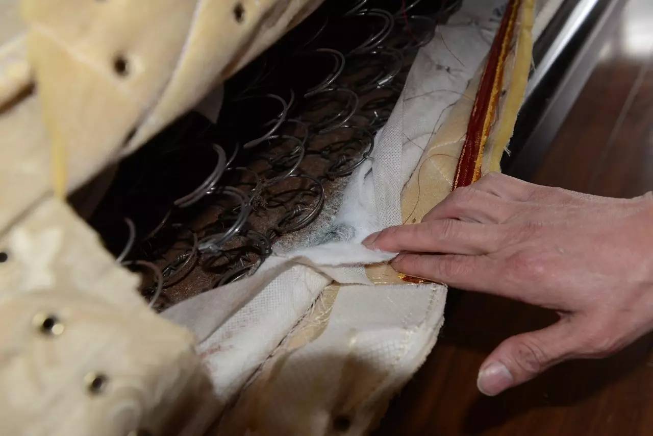 南京美女睡了10年的床墊，掀開后把全家人都嚇傻了……