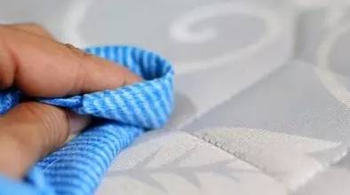 南京美女睡了10年的床墊，掀開后把全家人都嚇傻了……