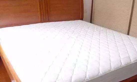 南京美女睡了10年的床墊，掀開后把全家人都嚇傻了……