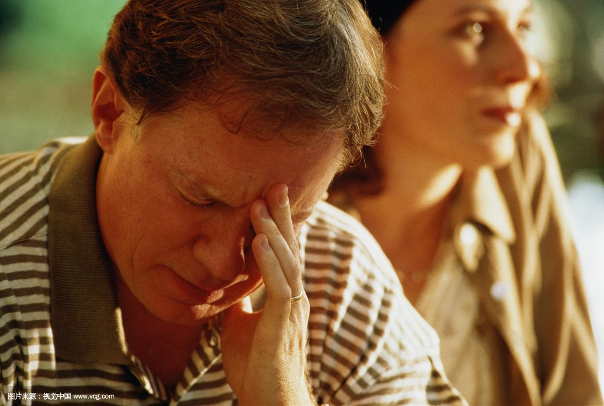 前段時間，王先生家中房子裝修。入住沒多久王先生就感覺自己身體出現(xiàn)了一些異樣，時常感到胸悶氣短、呼吸不暢，嚴(yán)重的時候還會出現(xiàn)短時間的暈眩。王先生以為是自己的身體出現(xiàn)了什么狀況便跑到家附近的診所詢問。醫(yī)生一看便問王先生家中最近是否裝修，王先生感覺很詫異。醫(yī)生說這樣的癥狀是典型的甲醛中毒。王先生就咨詢了除甲醛公司如何清除新房裝修后殘留的甲醛？