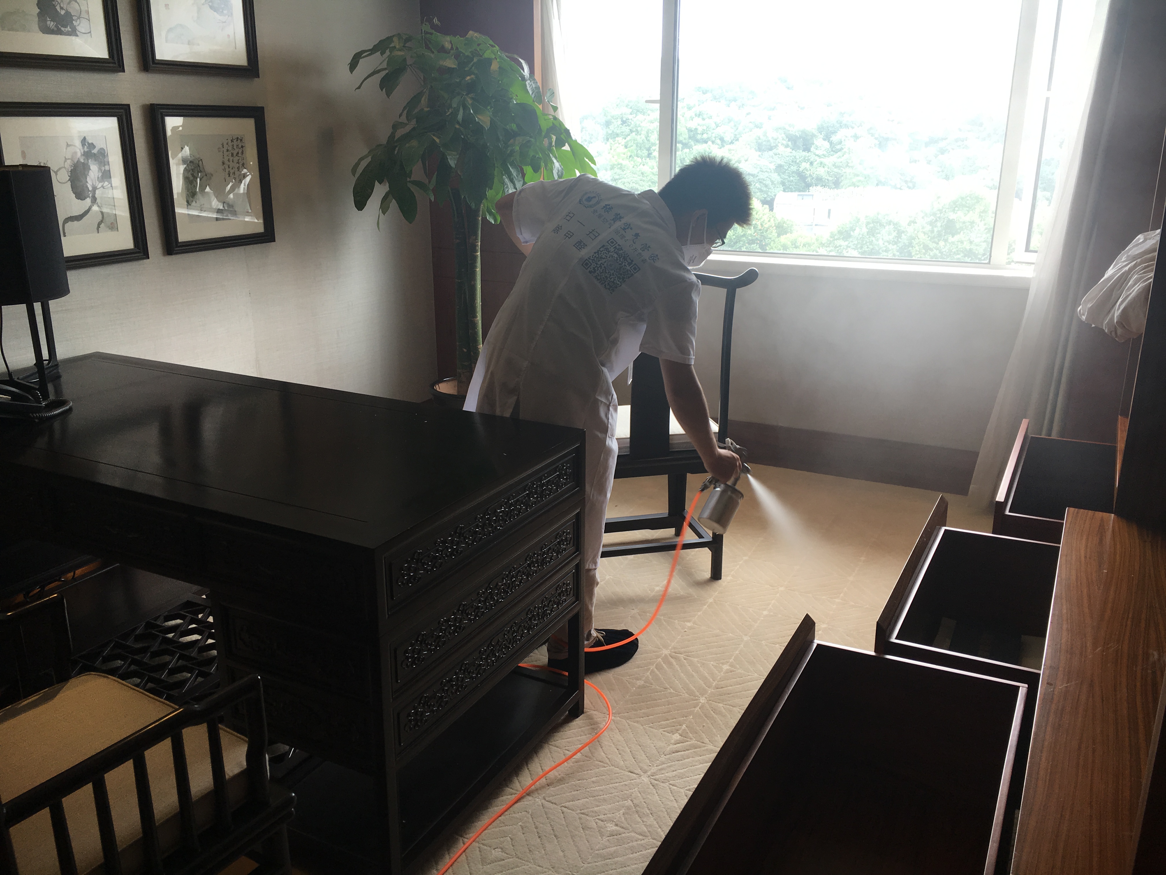 前段時間，王先生家中房子裝修。入住沒多久王先生就感覺自己身體出現(xiàn)了一些異樣，時常感到胸悶氣短、呼吸不暢，嚴(yán)重的時候還會出現(xiàn)短時間的暈眩。王先生以為是自己的身體出現(xiàn)了什么狀況便跑到家附近的診所詢問。醫(yī)生一看便問王先生家中最近是否裝修，王先生感覺很詫異。醫(yī)生說這樣的癥狀是典型的甲醛中毒。王先生就咨詢了除甲醛公司如何清除新房裝修后殘留的甲醛？